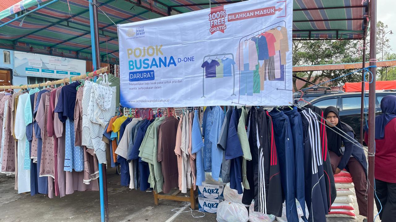 Penyintas Banjir Sumatera Padati Pojok Busana Gratis LAZNAS Dewan Dakwah